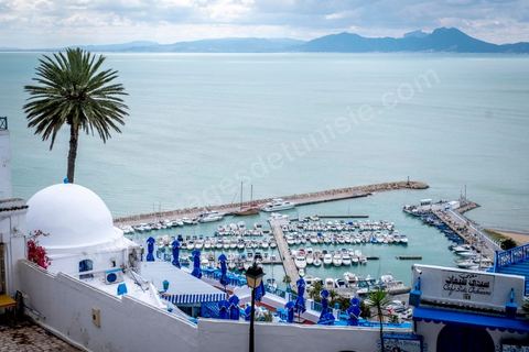 27 mars 2020 : le village touristique de Sidi Bou Saïd pendant le confinement général du au Covid19. D'habitude rempli de tunisiens et de touristes le village est déserté, suels quelmques habitants circulent pour faire leurs courses. 