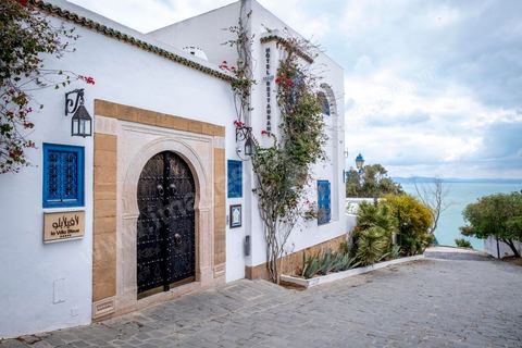 27 mars 2020 : le village touristique de Sidi Bou Saïd pendant le confinement général du au Covid19. D'habitude rempli de tunisiens et de touristes le village est déserté, suels quelmques habitants circulent pour faire leurs courses. 