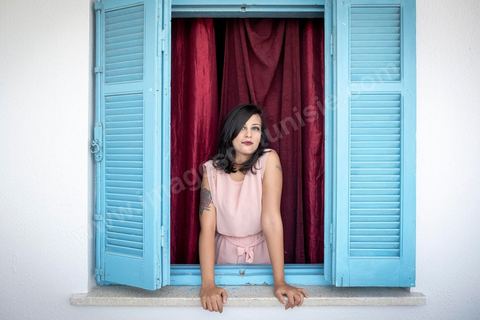 12 juillet 2020 : portrait de Emna Charki, jeune blogueuse tunisienne poursuivie par la justice pour un post facebook considéré comme atteinte "incitation à la haine entre les religiosn et appel à la discirmination", elle risque 3 ans de prison, verdict le 13 juillet. Ici dasn son appartement en cours de déménagement, son propriétaire ne voulant pas héberger de "kafir" ("mécréant"), elle expose fièrement son tatouage fait en 2012 "out law" ("hors la loi"). Ce 14 juillet elle a été condamnée à 6 mois de prison ferme pour incitation à la haine entre les religions et 2000 dinars (620 €) d'amende pour atteinte au sacré. Ses avocats ont fait appel. 