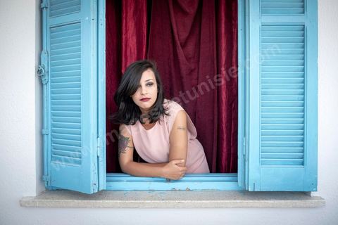 12 juillet 2020 : portrait de Emna Charki, jeune blogueuse tunisienne poursuivie par la justice pour un post facebook considéré comme atteinte "incitation à la haine entre les religiosn et appel à la discirmination", elle risque 3 ans de prison, verdict le 13 juillet. Ici dasn son appartement en cours de déménagement, son propriétaire ne voulant pas héberger de "kafir" ("mécréant"), elle expose fièrement son tatouage fait en 2012 "out law" ("hors la loi"). Ce 14 juillet elle a été condamnée à 6 mois de prison ferme pour incitation à la haine entre les religions et 2000 dinars (620 €) d'amende pour atteinte au sacré. Ses avocats ont fait appel. 