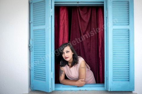 12 juillet 2020 : portrait de Emna Charki, jeune blogueuse tunisienne poursuivie par la justice pour un post facebook considéré comme atteinte "incitation à la haine entre les religiosn et appel à la discirmination", elle risque 3 ans de prison, verdict le 13 juillet. Ici dasn son appartement en cours de déménagement, son propriétaire ne voulant pas héberger de "kafir" ("mécréant"), elle expose fièrement son tatouage fait en 2012 "out law" ("hors la loi"). Ce 14 juillet elle a été condamnée à 6 mois de prison ferme pour incitation à la haine entre les religions et 2000 dinars (620 €) d'amende pour atteinte au sacré. Ses avocats ont fait appel. 