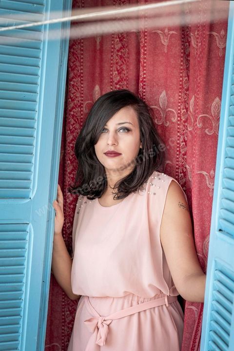 12 juillet 2020 : portrait de Emna Charki, jeune blogueuse tunisienne poursuivie par la justice pour un post facebook considéré comme atteinte "incitation à la haine entre les religiosn et appel à la discirmination", elle risque 3 ans de prison, verdict le 13 juillet. Ici dasn son appartement en cours de déménagement, son propriétaire ne voulant pas héberger de "kafir" ("mécréant"), elle expose fièrement son tatouage fait en 2012 "out law" ("hors la loi"). Ce 14 juillet elle a été condamnée à 6 mois de prison ferme pour incitation à la haine entre les religions et 2000 dinars (620 €) d'amende pour atteinte au sacré. Ses avocats ont fait appel. 