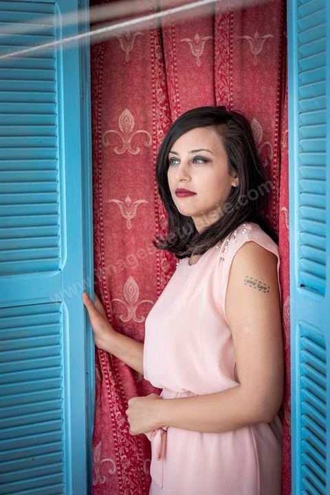 12 juillet 2020 : portrait de Emna Charki, jeune blogueuse tunisienne poursuivie par la justice pour un post facebook considéré comme atteinte "incitation à la haine entre les religiosn et appel à la discirmination", elle risque 3 ans de prison, verdict le 13 juillet. Ici dasn son appartement en cours de déménagement, son propriétaire ne voulant pas héberger de "kafir" ("mécréant"), elle expose fièrement son tatouage fait en 2012 "out law" ("hors la loi"). Ce 14 juillet elle a été condamnée à 6 mois de prison ferme pour incitation à la haine entre les religions et 2000 dinars (620 €) d'amende pour atteinte au sacré. Ses avocats ont fait appel. 