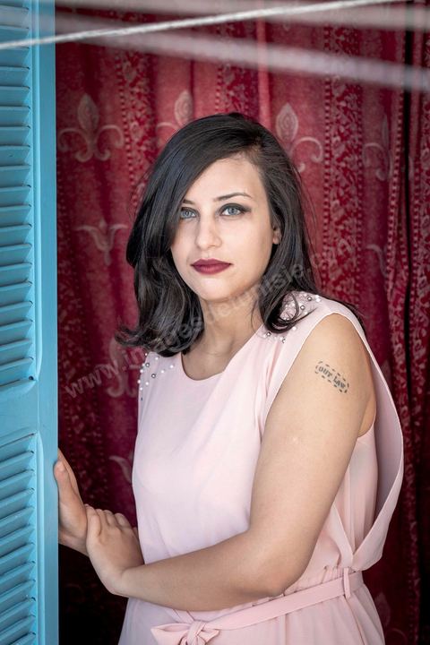 12 juillet 2020 : portrait de Emna Charki, jeune blogueuse tunisienne poursuivie par la justice pour un post facebook considéré comme atteinte "incitation à la haine entre les religiosn et appel à la discirmination", elle risque 3 ans de prison, verdict le 13 juillet. Ici dasn son appartement en cours de déménagement, son propriétaire ne voulant pas héberger de "kafir" ("mécréant"), elle expose fièrement son tatouage fait en 2012 "out law" ("hors la loi"). Ce 14 juillet elle a été condamnée à 6 mois de prison ferme pour incitation à la haine entre les religions et 2000 dinars (620 €) d'amende pour atteinte au sacré. Ses avocats ont fait appel. 