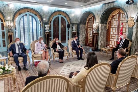 17 août 2020 : Rencontre au palais présidentiel de Carthage entre le Président de la République tunisienne Kaïs Saied au palais de Carthage et une délégation italienne comprenant le Ministère des Affaires étrangères et de la Coopération internationale italien Luigi Di Maio et la Ministre de l'intérieur italien Luciana Lamorgese et délégation de commissaires de l'UE, Olivér Várhelyi, European Commissioner for Neighbourhood and Enlargement, and Ylva Johansson, European Commissioner for Home Affairs, sur le sujet des migrants clandestins tunisiens.