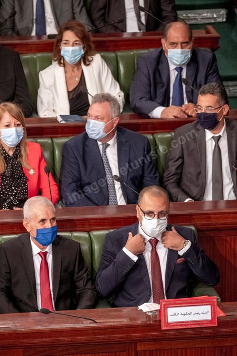 1er septembre 2020 : Hichem Mechichi devant l'ARP lors du vote de confiance du gouvernement de Hichem Mechichi, Premier ministre proposé par le président Kais Saied suite à la démission de Elyes Fakhfakh demandé un mois plus tot par le Président, à l'assemblée des Représentants du Peuple. Après la présentation des membres du gouvernement, le premier ministre nommé présente son programme pour le vote de confiance qui doit avoir lieu dans la soirée après les questions des parlementaires. 