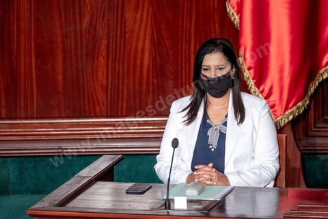 1er septembre 2020 : Hichem Mechichi devant l'ARP lors du vote de confiance du gouvernement de Hichem Mechichi, Premier ministre proposé par le président Kais Saied suite à la démission de Elyes Fakhfakh demandé un mois plus tot par le Président, à l'assemblée des Représentants du Peuple. Après la présentation des membres du gouvernement, le premier ministre nommé présente son programme pour le vote de confiance qui doit avoir lieu dans la soirée après les questions des parlementaires. 