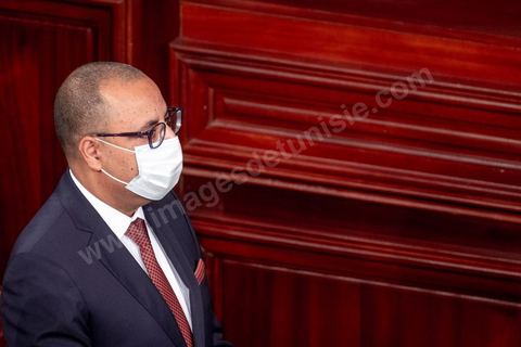 1er septembre 2020 : Hichem Mechichi devant l'ARP lors du vote de confiance du gouvernement de Hichem Mechichi, Premier ministre proposé par le président Kais Saied suite à la démission de Elyes Fakhfakh demandé un mois plus tot par le Président, à l'assemblée des Représentants du Peuple. Après la présentation des membres du gouvernement, le premier ministre nommé présente son programme pour le vote de confiance qui doit avoir lieu dans la soirée après les questions des parlementaires. 
