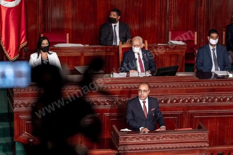 1er septembre 2020 : Hichem Mechichi devant l'ARP lors du vote de confiance du gouvernement de Hichem Mechichi, Premier ministre proposé par le président Kais Saied suite à la démission de Elyes Fakhfakh demandé un mois plus tot par le Président, à l'assemblée des Représentants du Peuple. Après la présentation des membres du gouvernement, le premier ministre nommé présente son programme pour le vote de confiance qui doit avoir lieu dans la soirée après les questions des parlementaires. 