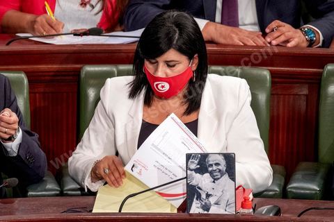 1er septembre 2020 : Abir Moussi. Hichem Mechichi devant l'ARP lors du vote de confiance du gouvernement de Hichem Mechichi, Premier ministre proposé par le président Kais Saied suite à la démission de Elyes Fakhfakh demandé un mois plus tot par le Président, à l'assemblée des Représentants du Peuple. Après la présentation des membres du gouvernement, le premier ministre nommé présente son programme pour le vote de confiance qui doit avoir lieu dans la soirée après les questions des parlementaires. 