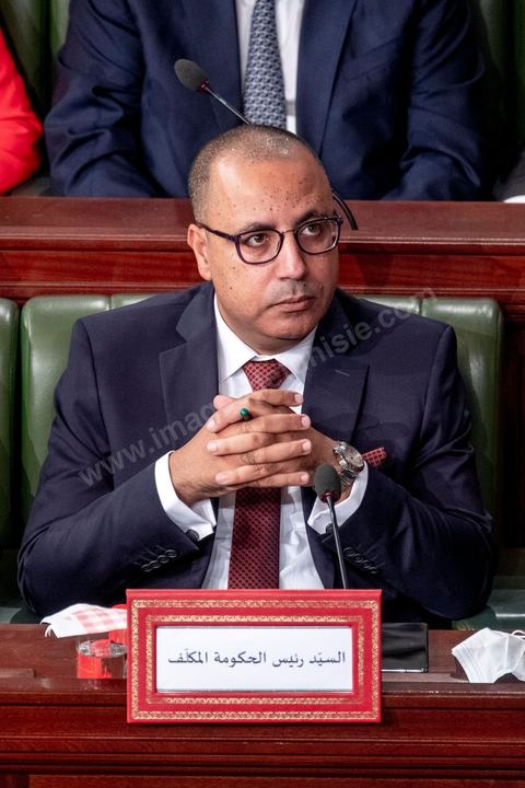 1er septembre 2020 : Hichem Mechichi devant l'ARP lors du vote de confiance du gouvernement de Hichem Mechichi, Premier ministre proposé par le président Kais Saied suite à la démission de Elyes Fakhfakh demandé un mois plus tot par le Président, à l'assemblée des Représentants du Peuple. Après la présentation des membres du gouvernement, le premier ministre nommé présente son programme pour le vote de confiance qui doit avoir lieu dans la soirée après les questions des parlementaires. 