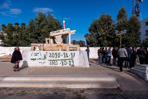 Sidi Bouzid, 10 ans après la révolution le bilan. Il y a 10 ans, le 17 décembre 2010, Mohamed Bouazizi, jeune chomeur, vendeur ambulant de légumes, s'immolait devant le gouvernorat au centre ville. Ce fut le début des manifestations des syndicalistes en région, le début de la révolution tunisienne qui aboutira le 14 janvier 2011 au départ du président dictateur Ben Ali et de sa famille. "Travail, Liberté et Dignité", ces trois mots du slogan des révolutionnaires de 2010 sont encore et toujours aujourd'hui scandés dans les rues de Tunisie. 