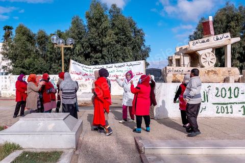 Au centre ville, le monument de la charrette de Mohamed Bouzid commémore le démrrage de la révolution, c'est depuis le lieu de rassemblement des protestations à Sidi Bouzid, 10 ans après la révolution le bilan. Il y a 10 ans, le 17 décembre 2010, Mohamed Bouazizi, jeune chomeur, vendeur ambulant de légumes, s'immolait devant le gouvernorat au centre ville. Ce fut le début des manifestations des syndicalistes en région, le début de la révolution tunisienne qui aboutira le 14 janvier 2011 au départ du président dictateur Ben Ali et de sa famille. "Travail, Liberté et Dignité", ces trois mots du slogan des révolutionnaires de 2010 sont encore et toujours aujourd'hui scandés dans les rues de Tunisie. 