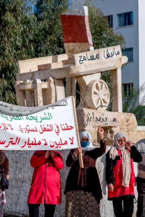 Au centre ville, le monument de la charrette de Mohamed Bouzid commémore le démrrage de la révolution, c'est depuis le lieu de rassemblement des protestations à Sidi Bouzid, 10 ans après la révolution le bilan. Il y a 10 ans, le 17 décembre 2010, Mohamed Bouazizi, jeune chomeur, vendeur ambulant de légumes, s'immolait devant le gouvernorat au centre ville. Ce fut le début des manifestations des syndicalistes en région, le début de la révolution tunisienne qui aboutira le 14 janvier 2011 au départ du président dictateur Ben Ali et de sa famille. "Travail, Liberté et Dignité", ces trois mots du slogan des révolutionnaires de 2010 sont encore et toujours aujourd'hui scandés dans les rues de Tunisie. 