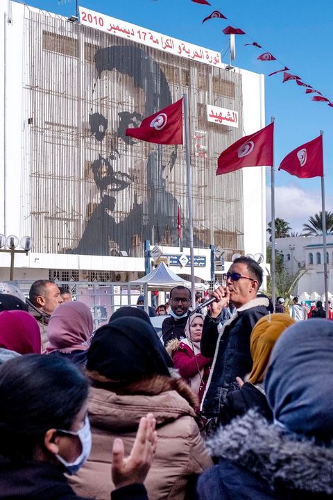 Fin novembre, c’est au centre ville, entre la cherrette et le portrait de Mohamed Bouazizi, que se réunit une petite centaine de diplômés chômeurs pour demander l’application d’une loi permettant l’embauche dans le secteur public des Tunisiens justifiant de plus de 10 ans de chômage. Sidi Bouzid, 10 ans après la révolution le bilan. Il y a 10 ans, le 17 décembre 2010, Mohamed Bouazizi, jeune chomeur, vendeur ambulant de légumes, s'immolait devant le gouvernorat au centre ville. Ce fut le début des manifestations des syndicalistes en région, le début de la révolution tunisienne qui aboutira le 14 janvier 2011 au départ du président dictateur Ben Ali et de sa famille. "Travail, Liberté et Dignité", ces trois mots du slogan des révolutionnaires de 2010 sont encore et toujours aujourd'hui scandés dans les rues de Tunisie. 