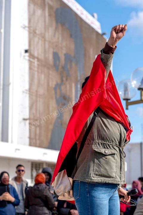 Fin novembre, c’est au centre ville, entre la cherrette et le portrait de Mohamed Bouazizi, que se réunit une petite centaine de diplômés chômeurs pour demander l’application d’une loi permettant l’embauche dans le secteur public des Tunisiens justifiant de plus de 10 ans de chômage. Sidi Bouzid, 10 ans après la révolution le bilan. Il y a 10 ans, le 17 décembre 2010, Mohamed Bouazizi, jeune chomeur, vendeur ambulant de légumes, s'immolait devant le gouvernorat au centre ville. Ce fut le début des manifestations des syndicalistes en région, le début de la révolution tunisienne qui aboutira le 14 janvier 2011 au départ du président dictateur Ben Ali et de sa famille. "Travail, Liberté et Dignité", ces trois mots du slogan des révolutionnaires de 2010 sont encore et toujours aujourd'hui scandés dans les rues de Tunisie. 