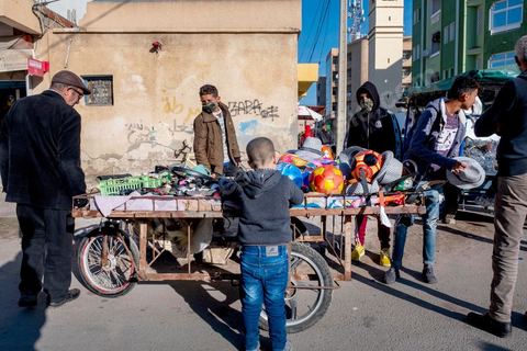 Les charrettes ambulantesont quasi disparues dans les rues du centre ville, elles sont aujourdhui regroupées dans le nouveau marché financé par la communauté européenne.  Sidi Bouzid, 10 ans après la révolution le bilan. Il y a 10 ans, le 17 décembre 2010, Mohamed Bouazizi, jeune chomeur, vendeur ambulant de légumes, s'immolait devant le gouvernorat au centre ville. Ce fut le début des manifestations des syndicalistes en région, le début de la révolution tunisienne qui aboutira le 14 janvier 2011 au départ du président dictateur Ben Ali et de sa famille. "Travail, Liberté et Dignité", ces trois mots du slogan des révolutionnaires de 2010 sont encore et toujours aujourd'hui scandés dans les rues de Tunisie. 