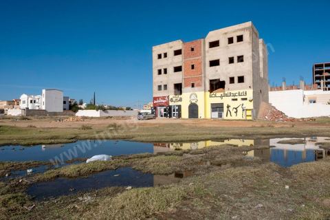 Développement urbain dans le nouveau quartier de Yasminet à la sortie sud de la ville. Sidi Bouzid, 10 ans après la révolution le bilan. Il y a 10 ans, le 17 décembre 2010, Mohamed Bouazizi, jeune chomeur, vendeur ambulant de légumes, s'immolait devant le gouvernorat au centre ville. Ce fut le début des manifestations des syndicalistes en région, le début de la révolution tunisienne qui aboutira le 14 janvier 2011 au départ du président dictateur Ben Ali et de sa famille. "Travail, Liberté et Dignité", ces trois mots du slogan des révolutionnaires de 2010 sont encore et toujours aujourd'hui scandés dans les rues de Tunisie. 