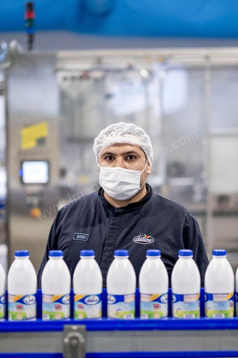 Ayoub Hamdi, responsable de maintenance sur la nouvelle ligne UHT. Dans la zone industrielle au nord de Sidi bouzid,  l'usine de lait Délice Danone, reste l'une des rares implantations après la révolution. Sidi Bouzid, 10 ans après la révolution le bilan. Il y a 10 ans, le 17 décembre 2010, Mohamed Bouazizi, jeune chomeur, vendeur ambulant de légumes, s'immolait devant le gouvernorat au centre ville. Ce fut le début des manifestations des syndicalistes en région, le début de la révolution tunisienne qui aboutira le 14 janvier 2011 au départ du président dictateur Ben Ali et de sa famille. "Travail, Liberté et Dignité", ces trois mots du slogan des révolutionnaires de 2010 sont encore et toujours aujourd'hui scandés dans les rues de Tunisie. 