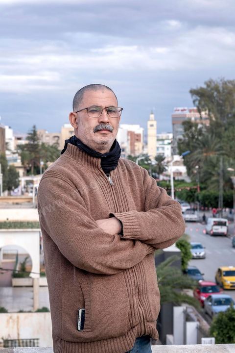 Khaled Aouainia, avocat et militant du POCT, parti ouvrier communiste, sur le toit de son immeuble au centre ville. Il fait partie de ceux qui ont élaboré le mythique de Mohamed Bouazizi dès le jour de l'immolation pour mobiliser rapidement et fortement. A Sidi Bouzid, 10 ans après la révolution le bilan. Il y a 10 ans, le 17 décembre 2010, Mohamed Bouazizi, jeune chomeur, vendeur ambulant de légumes, s'immolait devant le gouvernorat au centre ville. Ce fut le début des manifestations des syndicalistes en région, le début de la révolution tunisienne qui aboutira le 14 janvier 2011 au départ du président dictateur Ben Ali et de sa famille. "Travail, Liberté et Dignité", ces trois mots du slogan des révolutionnaires de 2010 sont encore et toujours aujourd'hui scandés dans les rues de Tunisie. 