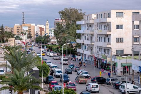 Centre ville de Sidi Bouzid. Sidi Bouzid, 10 ans après la révolution le bilan. Il y a 10 ans, le 17 décembre 2010, Mohamed Bouazizi, jeune chomeur, vendeur ambulant de légumes, s'immolait devant le gouvernorat au centre ville. Ce fut le début des manifestations des syndicalistes en région, le début de la révolution tunisienne qui aboutira le 14 janvier 2011 au départ du président dictateur Ben Ali et de sa famille. "Travail, Liberté et Dignité", ces trois mots du slogan des révolutionnaires de 2010 sont encore et toujours aujourd'hui scandés dans les rues de Tunisie. 