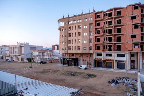 Au coeur d ela ville, immeble en chantier, rues en terre et poubelles abandonnées, la réalité des infrastructures dès que l'on quitte la rue principale. Sidi Bouzid, 10 ans après la révolution le bilan. Il y a 10 ans, le 17 décembre 2010, Mohamed Bouazizi, jeune chomeur, vendeur ambulant de légumes, s'immolait devant le gouvernorat au centre ville. Ce fut le début des manifestations des syndicalistes en région, le début de la révolution tunisienne qui aboutira le 14 janvier 2011 au départ du président dictateur Ben Ali et de sa famille. "Travail, Liberté et Dignité", ces trois mots du slogan des révolutionnaires de 2010 sont encore et toujours aujourd'hui scandés dans les rues de Tunisie. 