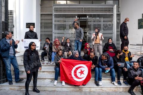 2 décembre 2020 : depuis 6 mois que persiste le sitin ouvert des diplomés docteurs devant le siège du ministère de l’Enseignement supérieur et de la Recherche scientifique rien de nouveau pour leurs révendications. Le Groupe national des docteurs sans emploi demande l’embauche de tous les docteurs chômeurs dans les unités de recherches, établissements universitaires et administrations.