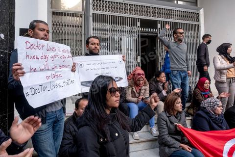 2 décembre 2020 : depuis 6 mois que persiste le sitin ouvert des diplomés docteurs devant le siège du ministère de l’Enseignement supérieur et de la Recherche scientifique rien de nouveau pour leurs révendications. Le Groupe national des docteurs sans emploi demande l’embauche de tous les docteurs chômeurs dans les unités de recherches, établissements universitaires et administrations.