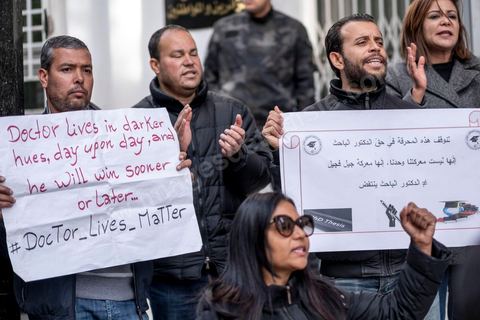 2 décembre 2020 : depuis 6 mois que persiste le sitin ouvert des diplomés docteurs devant le siège du ministère de l’Enseignement supérieur et de la Recherche scientifique rien de nouveau pour leurs révendications. Le Groupe national des docteurs sans emploi demande l’embauche de tous les docteurs chômeurs dans les unités de recherches, établissements universitaires et administrations.