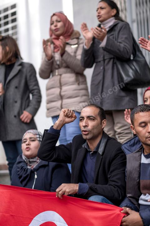 2 décembre 2020 : depuis 6 mois que persiste le sitin ouvert des diplomés docteurs devant le siège du ministère de l’Enseignement supérieur et de la Recherche scientifique rien de nouveau pour leurs révendications. Le Groupe national des docteurs sans emploi demande l’embauche de tous les docteurs chômeurs dans les unités de recherches, établissements universitaires et administrations.