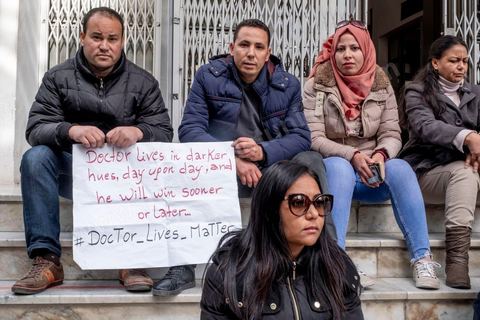 2 décembre 2020 : depuis 6 mois que persiste le sitin ouvert des diplomés docteurs devant le siège du ministère de l’Enseignement supérieur et de la Recherche scientifique rien de nouveau pour leurs révendications. Le Groupe national des docteurs sans emploi demande l’embauche de tous les docteurs chômeurs dans les unités de recherches, établissements universitaires et administrations.