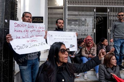 2 décembre 2020 : depuis 6 mois que persiste le sitin ouvert des diplomés docteurs devant le siège du ministère de l’Enseignement supérieur et de la Recherche scientifique rien de nouveau pour leurs révendications. Le Groupe national des docteurs sans emploi demande l’embauche de tous les docteurs chômeurs dans les unités de recherches, établissements universitaires et administrations.