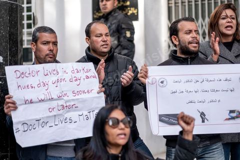 2 décembre 2020 : depuis 6 mois que persiste le sitin ouvert des diplomés docteurs devant le siège du ministère de l’Enseignement supérieur et de la Recherche scientifique rien de nouveau pour leurs révendications. Le Groupe national des docteurs sans emploi demande l’embauche de tous les docteurs chômeurs dans les unités de recherches, établissements universitaires et administrations.