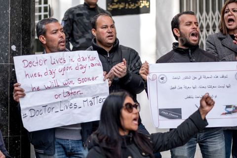 2 décembre 2020 : depuis 6 mois que persiste le sitin ouvert des diplomés docteurs devant le siège du ministère de l’Enseignement supérieur et de la Recherche scientifique rien de nouveau pour leurs révendications. Le Groupe national des docteurs sans emploi demande l’embauche de tous les docteurs chômeurs dans les unités de recherches, établissements universitaires et administrations.