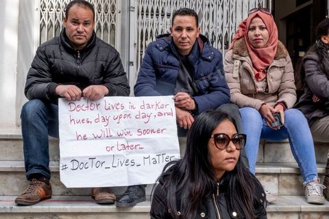 2 décembre 2020 : depuis 6 mois que persiste le sitin ouvert des diplomés docteurs devant le siège du ministère de l’Enseignement supérieur et de la Recherche scientifique rien de nouveau pour leurs révendications. Le Groupe national des docteurs sans emploi demande l’embauche de tous les docteurs chômeurs dans les unités de recherches, établissements universitaires et administrations.