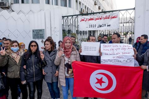 2 décembre 2020 : depuis 6 mois que persiste le sitin ouvert des diplomés docteurs devant le siège du ministère de l’Enseignement supérieur et de la Recherche scientifique rien de nouveau pour leurs révendications. Le Groupe national des docteurs sans emploi demande l’embauche de tous les docteurs chômeurs dans les unités de recherches, établissements universitaires et administrations.