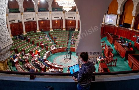 2 décembre 2020 : à l'Assemblée des Représentants du Peuple (ARP), Firas et Omar, de l'ONG Al Bawsala, travaille en directe à la transcirption en arabe et français sur twitter des débats dans l'hémicycle. Ils sa'ssurent aussi de l'enregistrement de la présence des députés et enregistrent chaque vote. Marsad Majles est l’observatoire du pouvoir législatif en Tunisie. Lancé en 2012 le projet a suivi pendant plus de deux ans la rédaction de la constitution de 2014 et continue à observer les travaux du parlement tunisien. Le projet ambitionne de mettre le citoyen au cœur du processus de prise de décision parlementaire en lui fournissant des données fiables et gratuites sur l’exercice de ses élus.