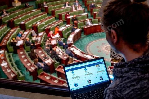 2 décembre 2020 : à l'Assemblée des Représentants du Peuple (ARP), Firas et Omar, de l'ONG Al Bawsala, travaille en directe à la transcirption en arabe et français sur twitter des débats dans l'hémicycle. Ils sa'ssurent aussi de l'enregistrement de la présence des députés et enregistrent chaque vote. Marsad Majles est l’observatoire du pouvoir législatif en Tunisie. Lancé en 2012 le projet a suivi pendant plus de deux ans la rédaction de la constitution de 2014 et continue à observer les travaux du parlement tunisien. Le projet ambitionne de mettre le citoyen au cœur du processus de prise de décision parlementaire en lui fournissant des données fiables et gratuites sur l’exercice de ses élus.