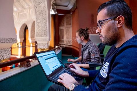 2 décembre 2020 : à l'Assemblée des Représentants du Peuple (ARP), Firas et Omar, de l'ONG Al Bawsala, travaille en directe à la transcirption en arabe et français sur twitter des débats dans l'hémicycle. Ils sa'ssurent aussi de l'enregistrement de la présence des députés et enregistrent chaque vote. Marsad Majles est l’observatoire du pouvoir législatif en Tunisie. Lancé en 2012 le projet a suivi pendant plus de deux ans la rédaction de la constitution de 2014 et continue à observer les travaux du parlement tunisien. Le projet ambitionne de mettre le citoyen au cœur du processus de prise de décision parlementaire en lui fournissant des données fiables et gratuites sur l’exercice de ses élus.