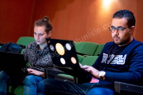 2 décembre 2020 : à l'Assemblée des Représentants du Peuple (ARP), Firas et Omar, de l'ONG Al Bawsala, travaille en directe à la transcirption en arabe et français sur twitter des débats dans l'hémicycle. Ils sa'ssurent aussi de l'enregistrement de la présence des députés et enregistrent chaque vote. Marsad Majles est l’observatoire du pouvoir législatif en Tunisie. Lancé en 2012 le projet a suivi pendant plus de deux ans la rédaction de la constitution de 2014 et continue à observer les travaux du parlement tunisien. Le projet ambitionne de mettre le citoyen au cœur du processus de prise de décision parlementaire en lui fournissant des données fiables et gratuites sur l’exercice de ses élus.