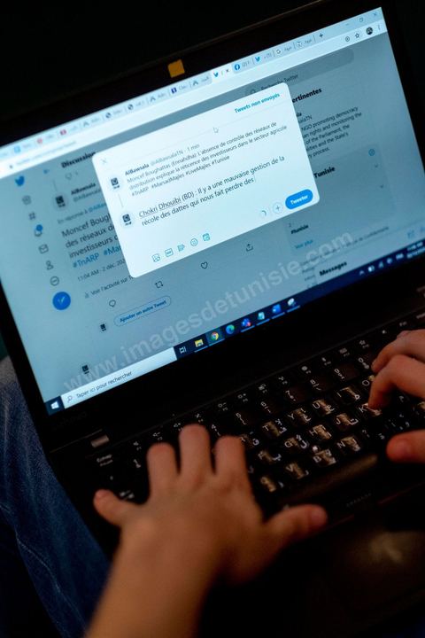 2 décembre 2020 : à l'Assemblée des Représentants du Peuple (ARP), Firas et Omar, de l'ONG Al Bawsala, travaille en directe à la transcirption en arabe et français sur twitter des débats dans l'hémicycle. Ils sa'ssurent aussi de l'enregistrement de la présence des députés et enregistrent chaque vote. Marsad Majles est l’observatoire du pouvoir législatif en Tunisie. Lancé en 2012 le projet a suivi pendant plus de deux ans la rédaction de la constitution de 2014 et continue à observer les travaux du parlement tunisien. Le projet ambitionne de mettre le citoyen au cœur du processus de prise de décision parlementaire en lui fournissant des données fiables et gratuites sur l’exercice de ses élus.