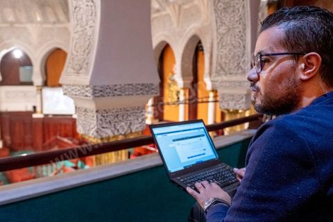 2 décembre 2020 : à l'Assemblée des Représentants du Peuple (ARP), Firas et Omar, de l'ONG Al Bawsala, travaille en directe à la transcirption en arabe et français sur twitter des débats dans l'hémicycle. Ils sa'ssurent aussi de l'enregistrement de la présence des députés et enregistrent chaque vote. Marsad Majles est l’observatoire du pouvoir législatif en Tunisie. Lancé en 2012 le projet a suivi pendant plus de deux ans la rédaction de la constitution de 2014 et continue à observer les travaux du parlement tunisien. Le projet ambitionne de mettre le citoyen au cœur du processus de prise de décision parlementaire en lui fournissant des données fiables et gratuites sur l’exercice de ses élus.