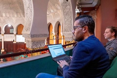 2 décembre 2020 : à l'Assemblée des Représentants du Peuple (ARP), Firas et Omar, de l'ONG Al Bawsala, travaille en directe à la transcirption en arabe et français sur twitter des débats dans l'hémicycle. Ils sa'ssurent aussi de l'enregistrement de la présence des députés et enregistrent chaque vote. Marsad Majles est l’observatoire du pouvoir législatif en Tunisie. Lancé en 2012 le projet a suivi pendant plus de deux ans la rédaction de la constitution de 2014 et continue à observer les travaux du parlement tunisien. Le projet ambitionne de mettre le citoyen au cœur du processus de prise de décision parlementaire en lui fournissant des données fiables et gratuites sur l’exercice de ses élus.