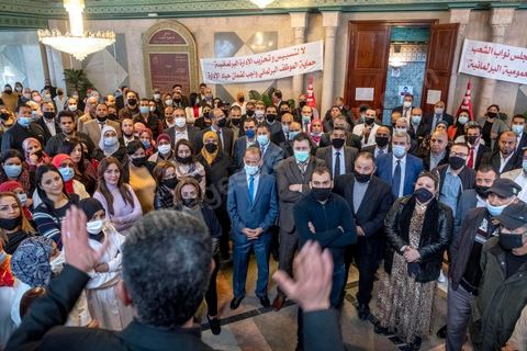 2 décembre 2020 : à l'Assemblée des Représentant du Peuple, le personnel est en grève et manifeste devant l'entrée de l'hémicyle.