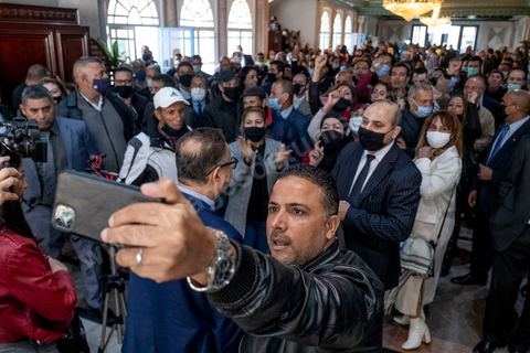 2 décembre 2020 : à l'Assemblée des Représentants du Peuple (ARP) jour de débat du projet de loi de finance, budget du Ministère de l'agriculture pour 2021, seul une trentaine (sur 217) députés présents. Séance présidée par Rached Ghannouchi Président de l'ARP et du parti islamiste Ennahdha. 