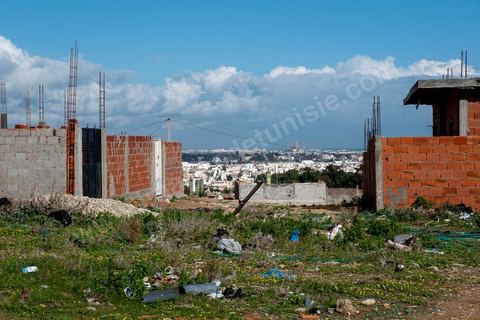 2 décembre 2020 : En haut de Kabaria, l'extension anarchique de la ville continue. Dans le quartier populaire de Kabaria à la sortie sud de Tunis