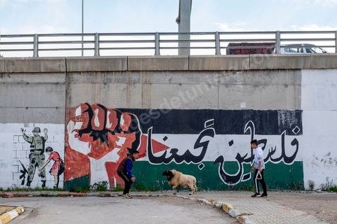 2 décembre 2020 : dans le quartier populaire de Kabaria à la sortie sud de Tunis. Considéré comme un des quartiers les plus pauvres de Tunis, ici les gens ont mauvaises réputations et subissent les maux du pays. 