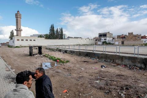 2 décembre 2020 : dans le quartier populaire de Kabaria à la sortie sud de Tunis. Considéré comme un des quartiers les plus pauvres de Tunis, ici les gens ont mauvaises réputations et subissent les maux du pays. 