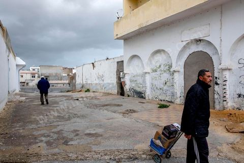 2 décembre 2020 : dans le quartier populaire de Kabaria à la sortie sud de Tunis. Considéré comme un des quartiers les plus pauvres de Tunis, ici les gens ont mauvaises réputations et subissent les maux du pays. 