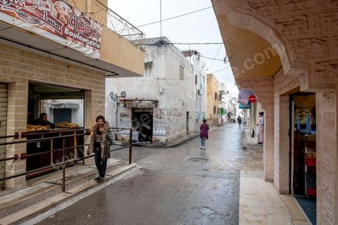 2 décembre 2020 : dans le quartier populaire de Kabaria à la sortie sud de Tunis. Considéré comme un des quartiers les plus pauvres de Tunis, ici les gens ont mauvaises réputations et subissent les maux du pays. 